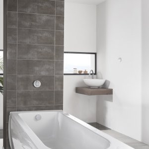 Aqualisa Unity Q Digital Smart Shower Bath with Overflow Filler - Gravity Pumped (UTQ.A2.BTX.20) - main image 4
